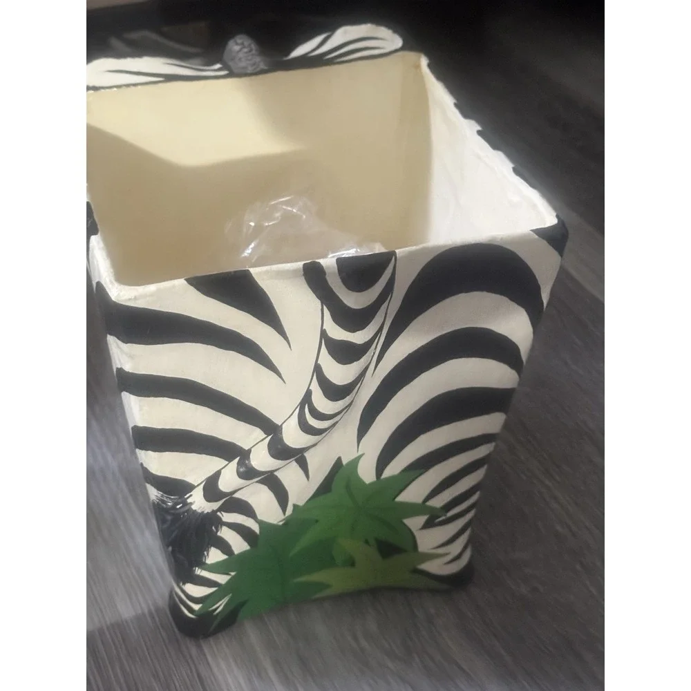 Zebrapapier-mâché wastebasket & tissue holder. 10